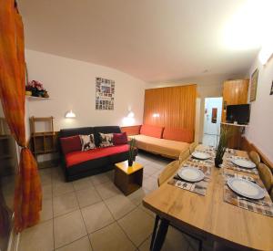 Ένα ή περισσότερα κρεβάτια σε δωμάτιο στο Appt pied pistes et centre station Superdévoluy chez Locasoleil +24 φωτογραφίες