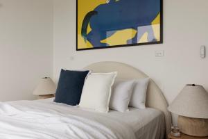 Ένα ή περισσότερα κρεβάτια σε δωμάτιο στο BEACHHOUSE BINALONG Luxury waterfront holiday house at Bay of Fires +33 φωτογραφίες