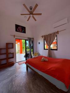 Ένα ή περισσότερα κρεβάτια σε δωμάτιο στο Villa Mouette with ocean views