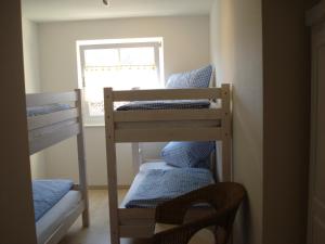 twee stapelbedden in een kamer met een raam bij Apartment Frank - bis zu 3 Schlafzimmer in Rust +23 foto's