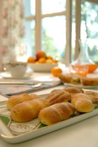 einen Teller Brötchen auf dem Tisch in der Unterkunft B&B Normanna in Dolceacqua