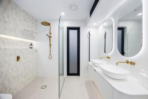 a bathroom with two sinks and two mirrors at Grandview Lookout - McCrae in McCrae +19 photos