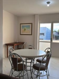 una sala da pranzo con tavolo e sedie di Apartamento noCentro de Guarapuava a Guarapuava