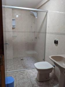un bagno con doccia, wc e lavandino di Apartamento noCentro de Guarapuava a Guarapuava