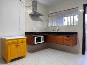 una cucina con lavello e microonde di Apartamento noCentro de Guarapuava a Guarapuava Altre 3 foto