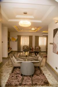 拉各斯4 bedroom semi detached townhouse in Old Ikoyi的餐厅里有一张桌子和几把椅子