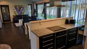 una cucina con piano di lavoro e un soggiorno di Harjunranta a Kuusamo