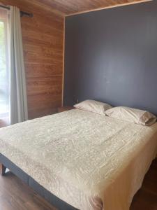 Ένα ή περισσότερα κρεβάτια σε δωμάτιο στο Cabaña centro +1 φωτογραφίες