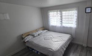 Ένα ή περισσότερα κρεβάτια σε δωμάτιο στο Off-grid Ocean View Hideaway in Mangaia