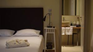 a bedroom with a bed and a bathroom with a sink at Arahova Pansion in Arachova