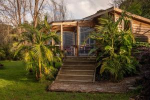 Κήπος έξω από το Sub-Tropical Paradise Retreat Willow Creek Cabin with Access to Sauna