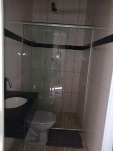 un bagno con doccia in vetro e WC di House in Caldas do Jorro a Tucano