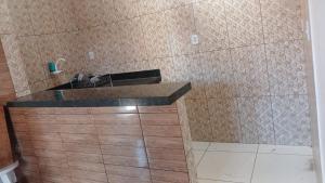 un bagno con lavandino e doccia di House in Caldas do Jorro a Tucano