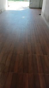 una stanza vuota con pavimento in legno e porta aperta di House in Caldas do Jorro a Tucano