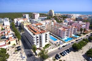 une vue aérienne sur une ville avec des bâtiments dans l'établissement Hotel Alba, à Monte Gordo