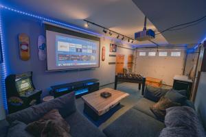 大白山Snow Reason A的带沙发和大屏幕的客厅