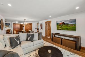 Et opholdsområde på Bear Claw 312 - Ski-in Ski-out Condo!