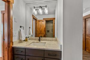 Et badeværelse på Bear Claw 312 - Ski-in Ski-out Condo! + 16 billeder