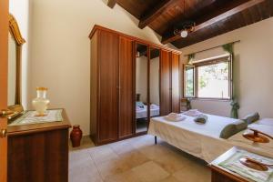 une chambre avec un grand lit et une fenêtre dans l'établissement Calàmi - Villa Romeo - Private Apartments with Pool, Seaview & Olive Grove, à Santa Caterina Dello Ionio Marina 69 autres photos