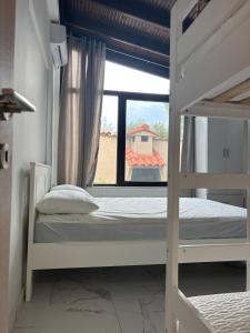 Кровать или кровати в номере Family Home In Nea Kallikratia