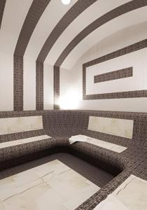 Family Hotel Delta في أوجنيانوفو: غرفة ذات أسقف مخططة وغرفة بها طاولات