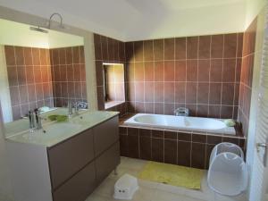 Et badeværelse på Grange des Endrevies + 9 billeder