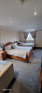 ein Schlafzimmer mit zwei Betten und einem Fenster in der Unterkunft Pantysgyfarnog near Carmarthenshire Pembrokeshire in Carmarthen + 65 Fotos