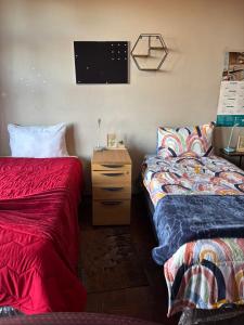 Giường trong phòng chung tại George M Properties Inn