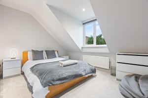 En eller flere senge i et værelse på Family-Friendly 4-Bed Bricket Wood Hideaway, sleeps 8