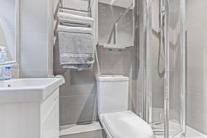 Et badeværelse på Family-Friendly 4-Bed Bricket Wood Hideaway, sleeps 8 + 42 billeder