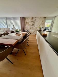 een keuken en eetkamer met een tafel en stoelen bij Am apartment in Pristina