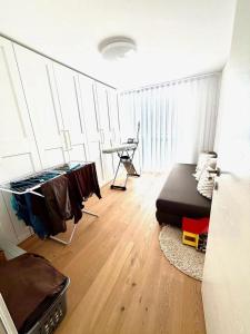 een kamer met een bed en een bureau in een kamer bij Am apartment in Pristina