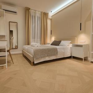 een slaapkamer met een bed, een tafel en een bureau bij Centro & Mare 2 Essential - Rooms - Garage in Termoli