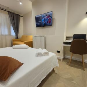 een slaapkamer met een bed en een tv aan de muur bij Centro & Mare 2 Essential - Rooms - Garage in Termoli +16 foto's