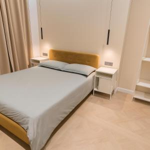 een slaapkamer met een groot bed en twee nachtkastjes bij Centro & Mare 2 Essential - Rooms - Garage in Termoli