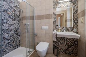 Ένα μπάνιο στο Zitna Downtown Residence