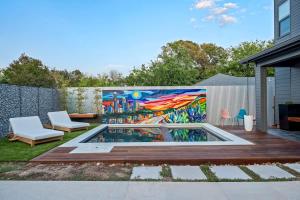 ein Hinterhof mit einem Gemälde am Zaun in der Unterkunft Bach & Bubbly House - 5BR, Pool, Gym & Glam Room - Villa in Austin