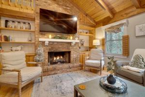 ein Wohnzimmer mit Kamin und Fernseher in der Unterkunft 5 Forested Acres! Peaceful Retreat 4 Mi to Helen in Sautee Nacoochee