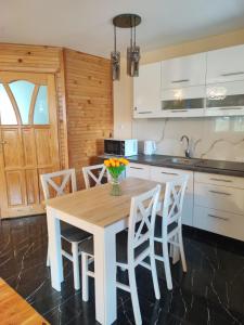 Køkken eller tekøkken på Domki całoroczne u Greściaków + 5 billeder