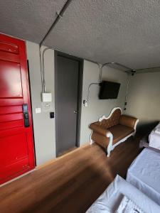 Un televizor și/sau centru de divertisment la Eureka Living