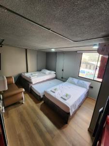 Un pat sau paturi într-o cameră la Eureka Living