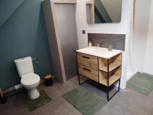 Koupelna v ubytování Small atypical house, in central Alsace + 19 fotografií