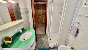 Et badeværelse på 360 Viewpoint Alpine Apartments "Mont Blanc" + 25 billeder