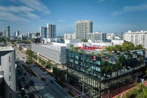 una vista aérea de una ciudad con edificios altos en citizenM Miami South Beach, en Miami Beach