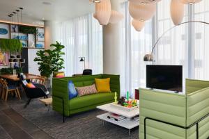 O zonă de relaxare la citizenM Miami South Beach +35 fotografii