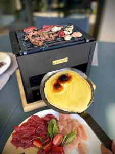 un piatto di cibo accanto a un piatto di cibo di chambre et table d'hôte au coin de la cité a Carcassonne