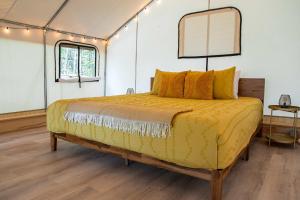 Ένα ή περισσότερα κρεβάτια σε δωμάτιο στο The Meadowlark's Nest - Glamping Tent with AC