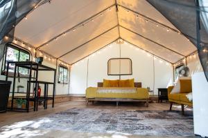 Χώρος καθιστικού στο The Meadowlark's Nest - Glamping Tent with AC