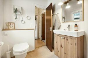 Ένα μπάνιο στο Comfortable Summer House In Aabenraa