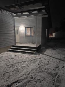 un portico di una casa di notte di Vennin Rauha a Rovaniemi
